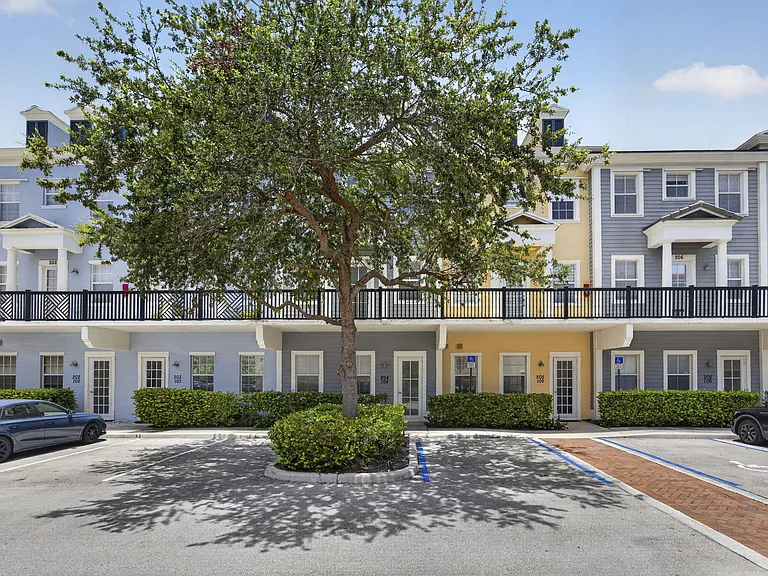 425 Greenwich Cir #204 — Photo 2