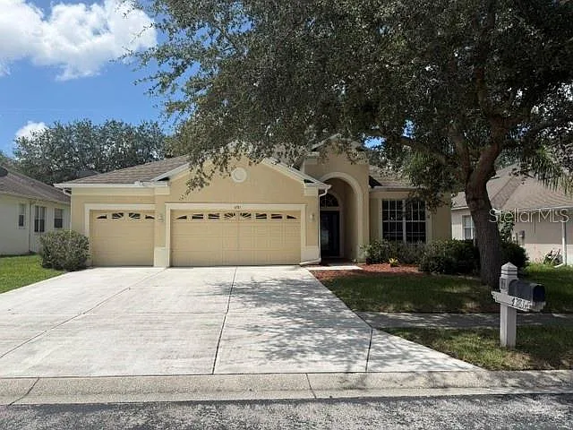 4 bed, 3.0 bath, 2319 sqft, $2,075 — Photo 1