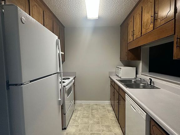 5th image of 216 Candlebrook Dr