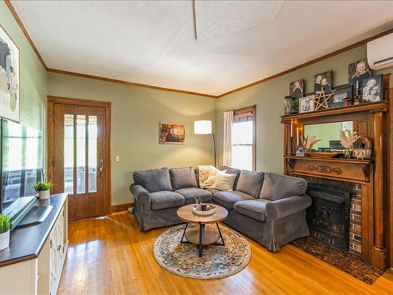 102 E Broadway St — Photo 13