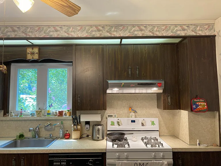 kitchen also has pots and pan for use.