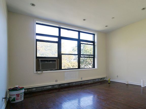 3rd image of 387 Graham Ave APT 4F