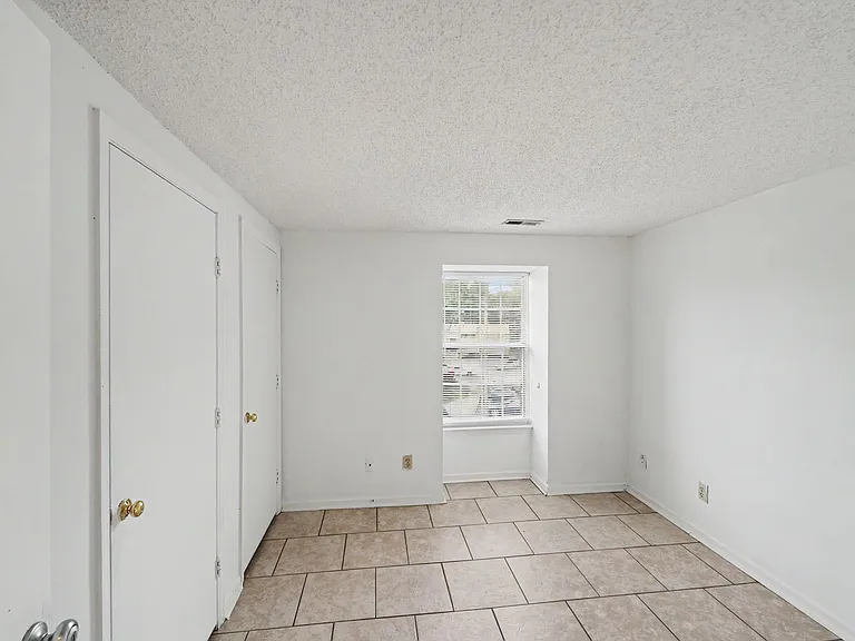 1624 Arlyn Cir #J — Photo 10