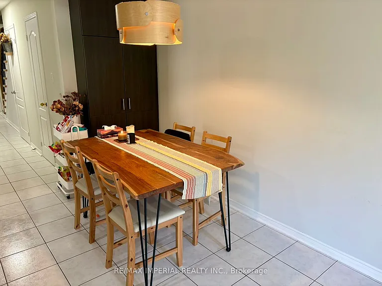 453 Heddle Cres — Photo 12