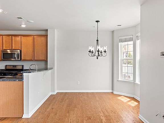 4th image of 11 Iris Ln