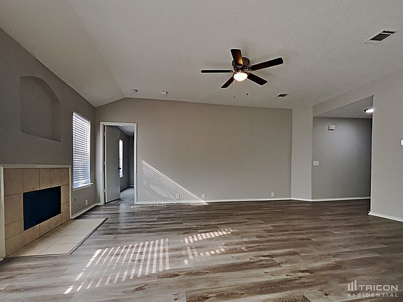 3rd image of 905 Greenbend Dr