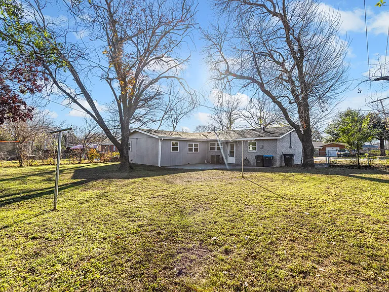 1001 Altamont Dr — Photo 26