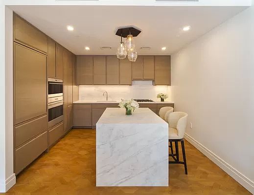 3rd image of 207 W 79th St #8B