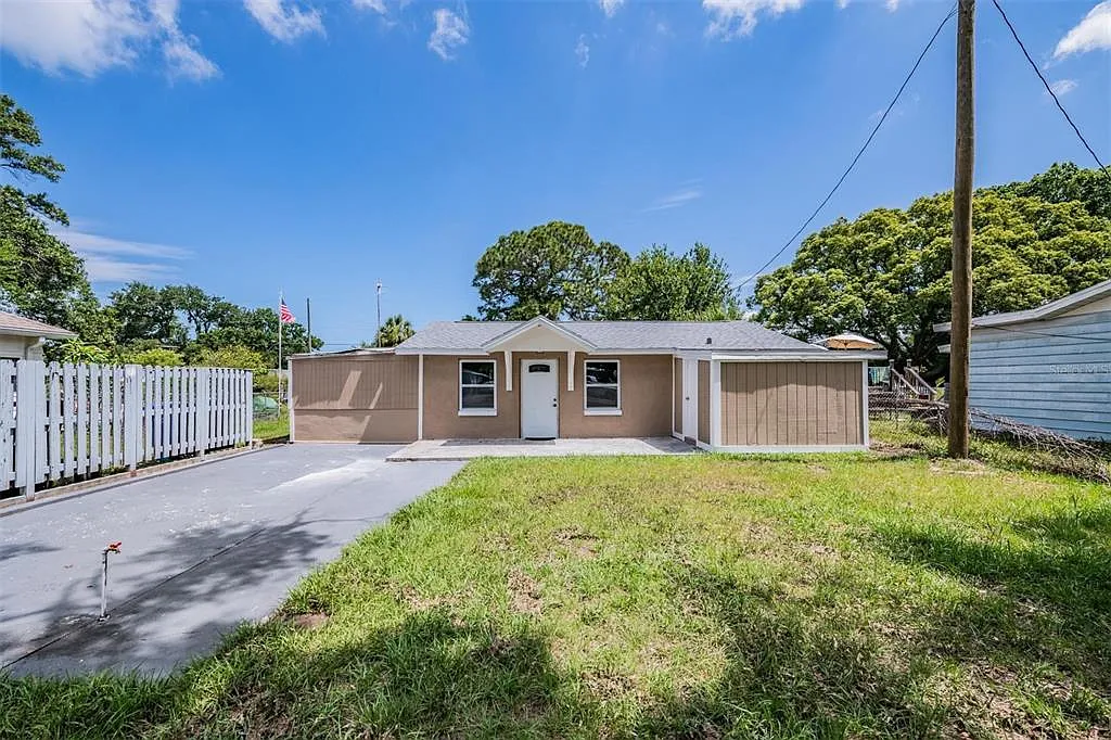 3 bed, 1.0 bath, 902 sqft, $2,300 — Photo 1