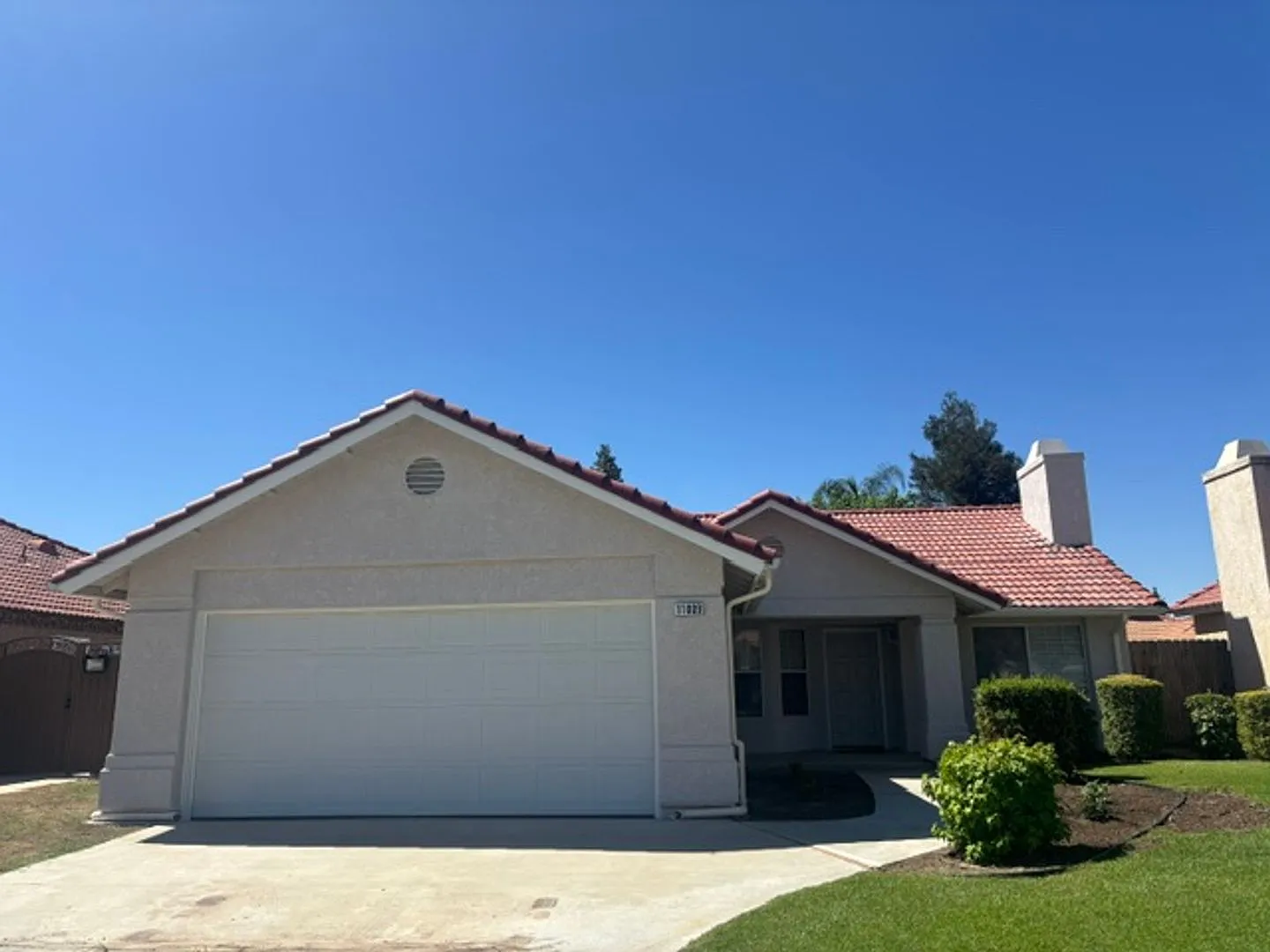 Clean 3 Bedroom / 2 Bathroom home near Stockdale High School, Recently Renovated! — Photo 2