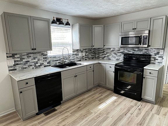 4th image of 938 Cloverdale Dr