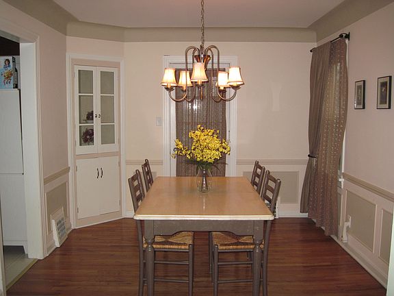 Dining rm open s to sun room