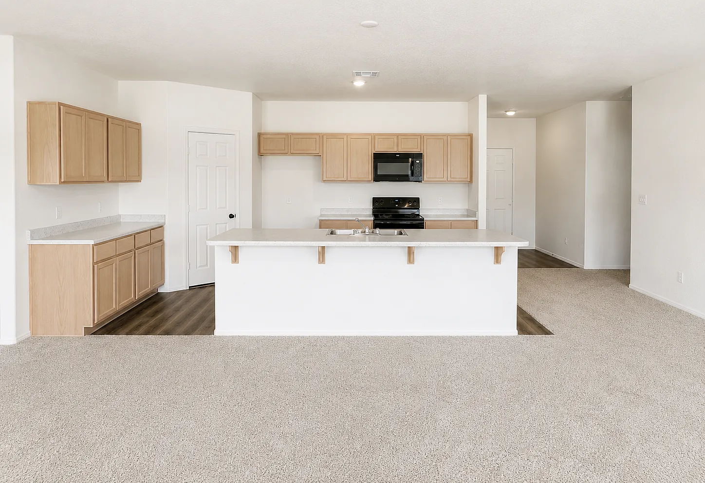 5 bed, 2024 sqft, $2,450 — Photo 3