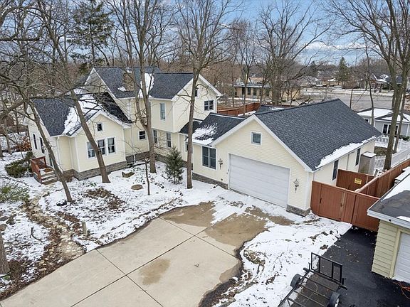 3rd image of 215 E Pine Ave