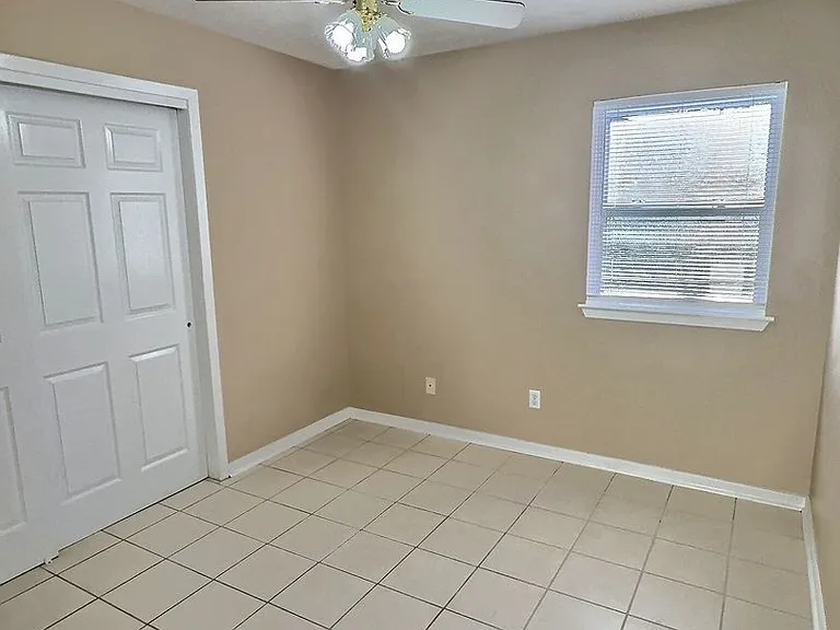 302 Hunter Dr — Photo 10