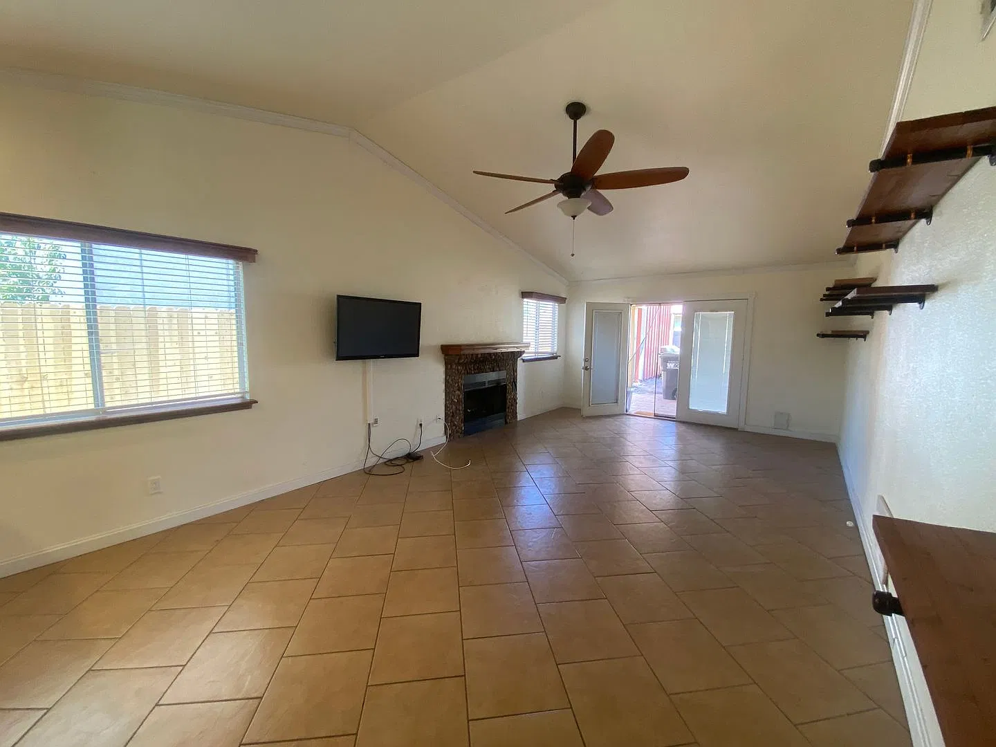 Lancaster 3 bedroom available now! — Photo 4