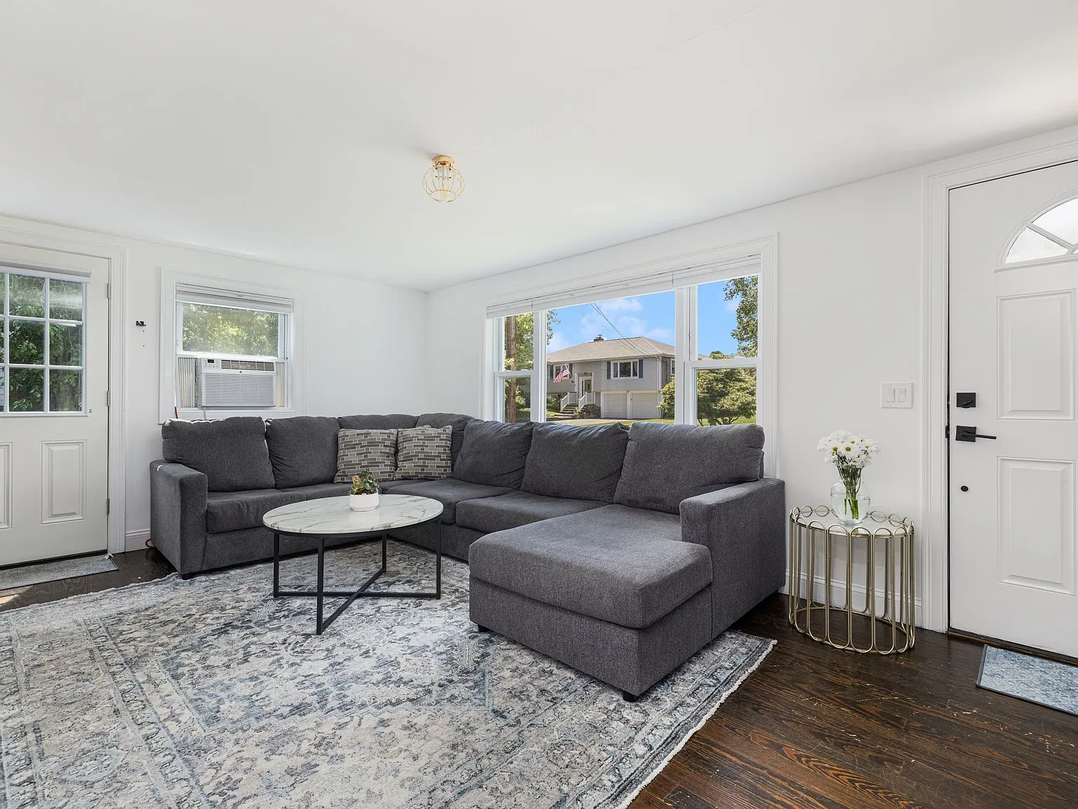 5 bed, 1920 sqft, $2,800 — Photo 2