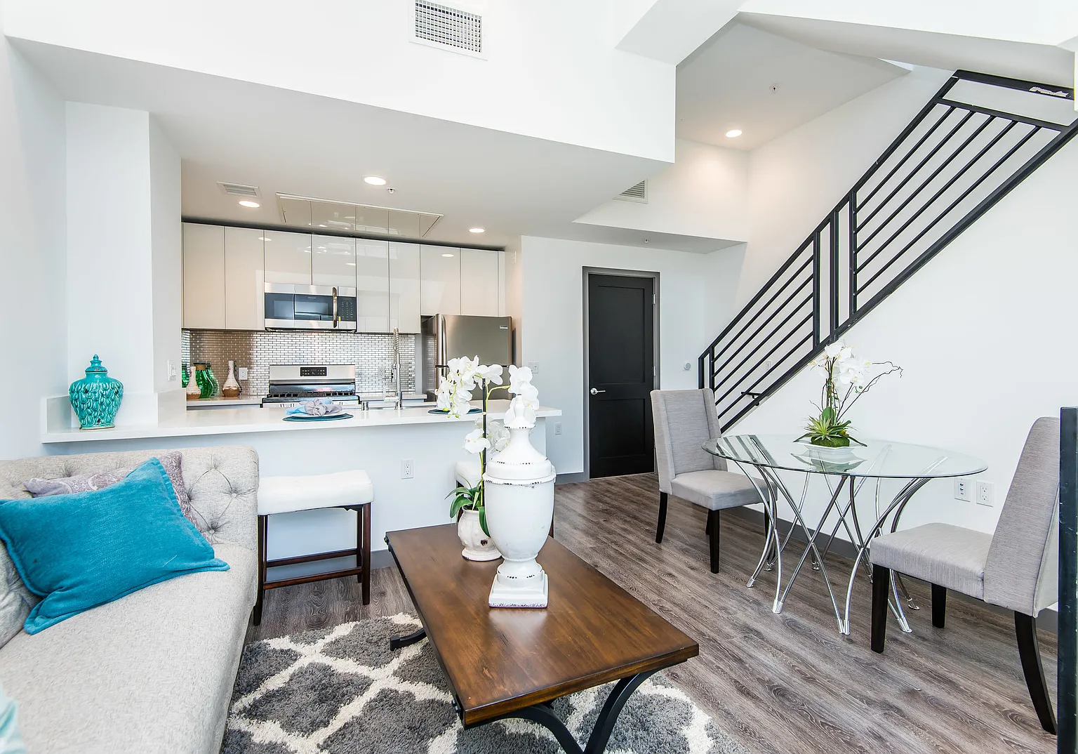 Come home to these Modern Townhouse in Toluca Lake! — Photo 3
