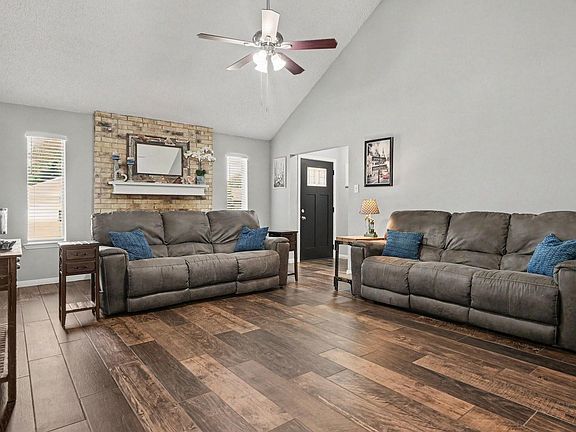 4th image of 705 Meadowlark Ln