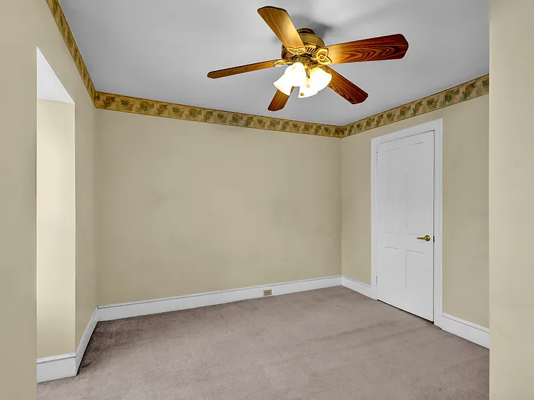 744 E Chestnut St — Photo 32
