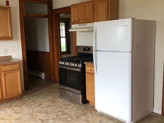 2nd image of 98 Miller St Floor 1