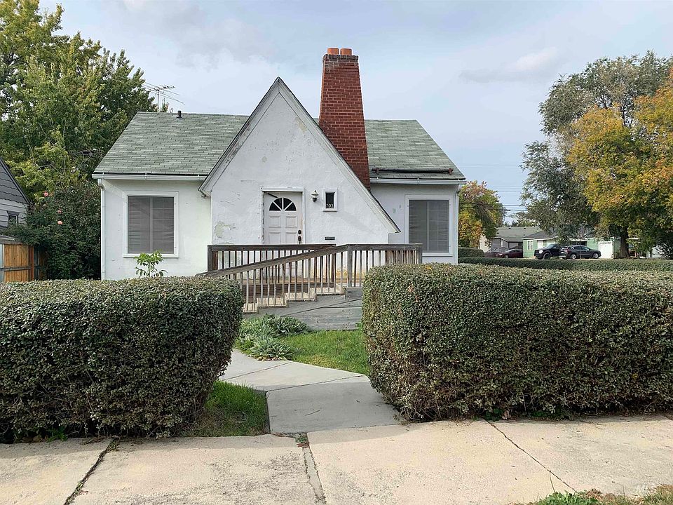 1st image of 703 8th Ave S