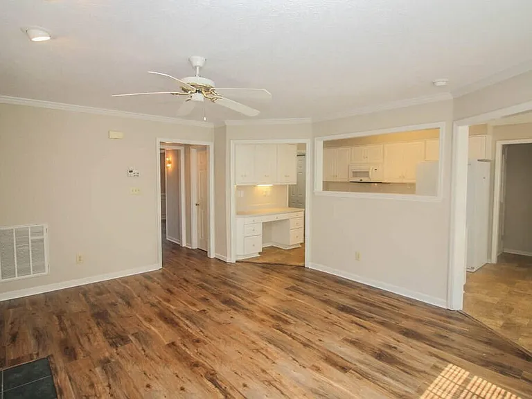 246 Farmington Dr W — Photo 11