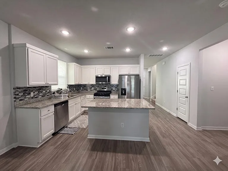 OpenFloor Kitchen w/ Granite Countertops