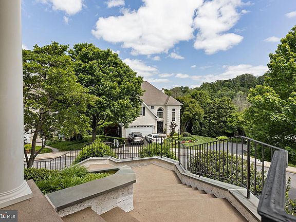4th image of 1015 Riverview Ln