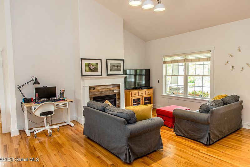 3rd image of 31 Burnham Road