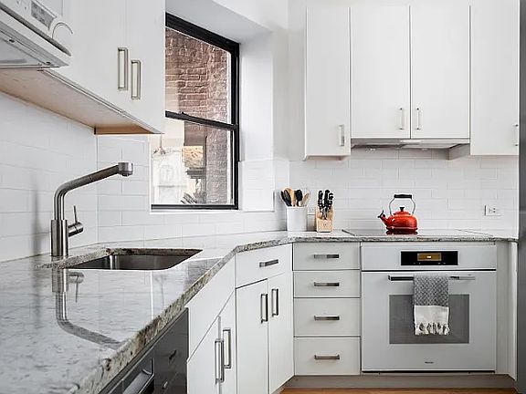 5th image of 155 W 80th St