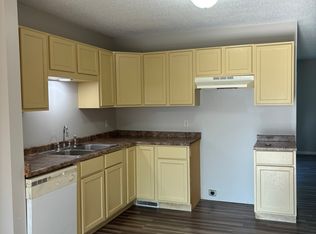 1327 N Division St, Davenport, IA 52804