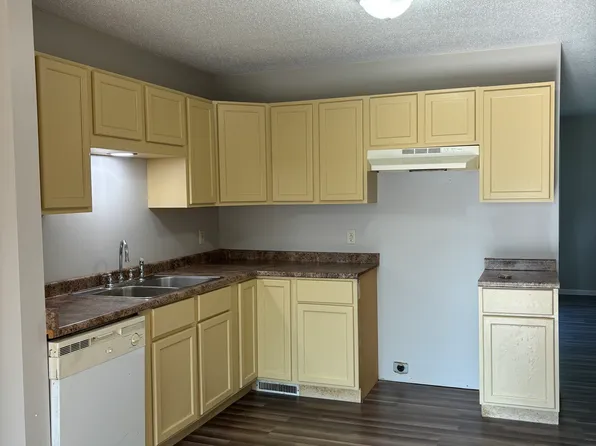 1327 N Division St, Davenport, IA 52804