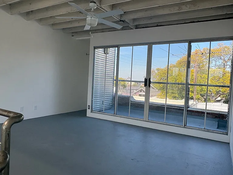 Daisy Studios/Lofts — Photo 24