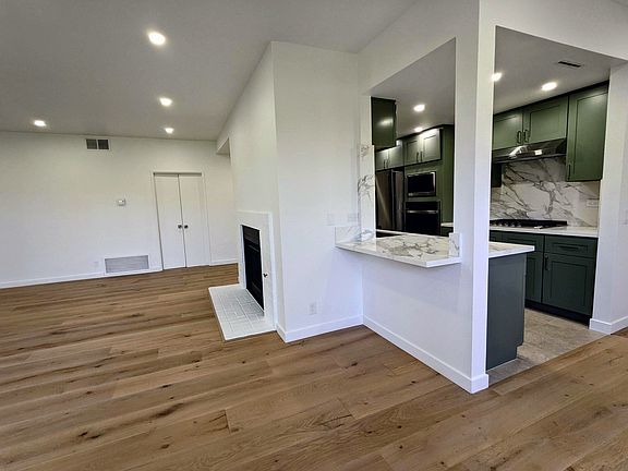 Kitchen Counter/Island/Bar