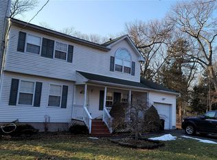 27 Whiskey Rd, Coram, NY 11727