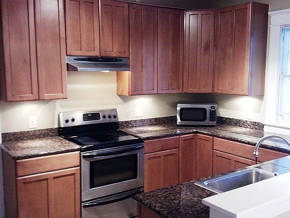 4th image of 2775 College St