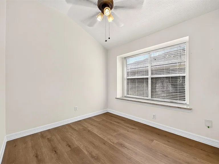 15307 Flemington Ave — Photo 20