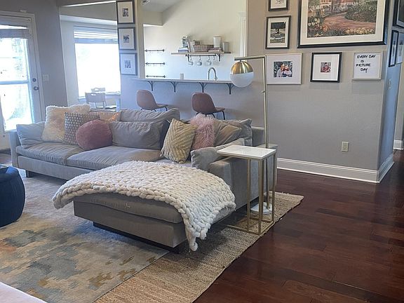 Spacious living room with bar to kitchen