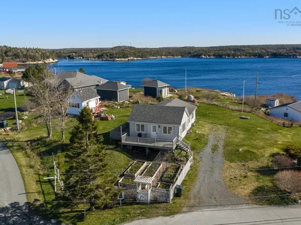 10 Terence Bay Wharf Rd, Terence Bay, NS B3T 1Y3
