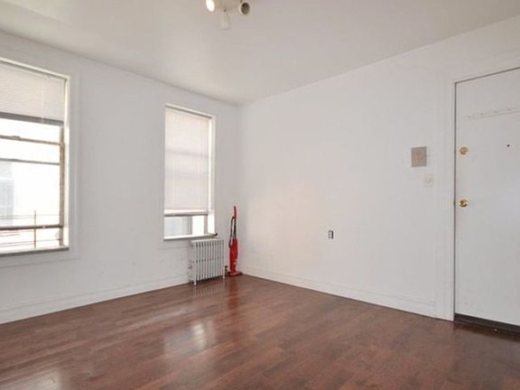 3rd image of 290 Nassau Ave APT 3L