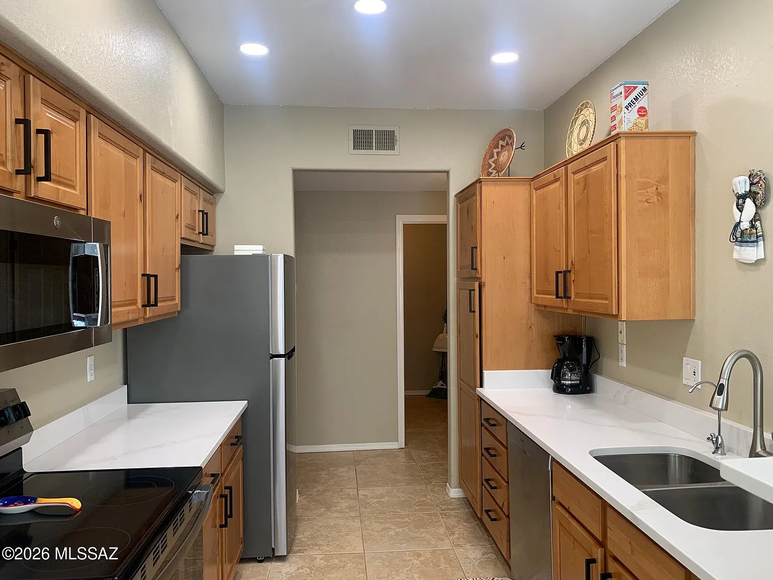3 bed, 2.0 bath, 1271 sqft, $2,000 — Photo 3