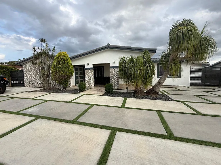 13412 SW 68th Ter — Photo 1