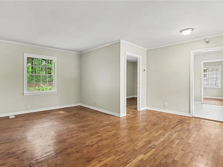 3743 Poplar Dr — Photo 5