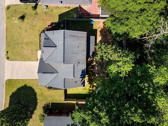 5th image of 204 Cove Creek Dr