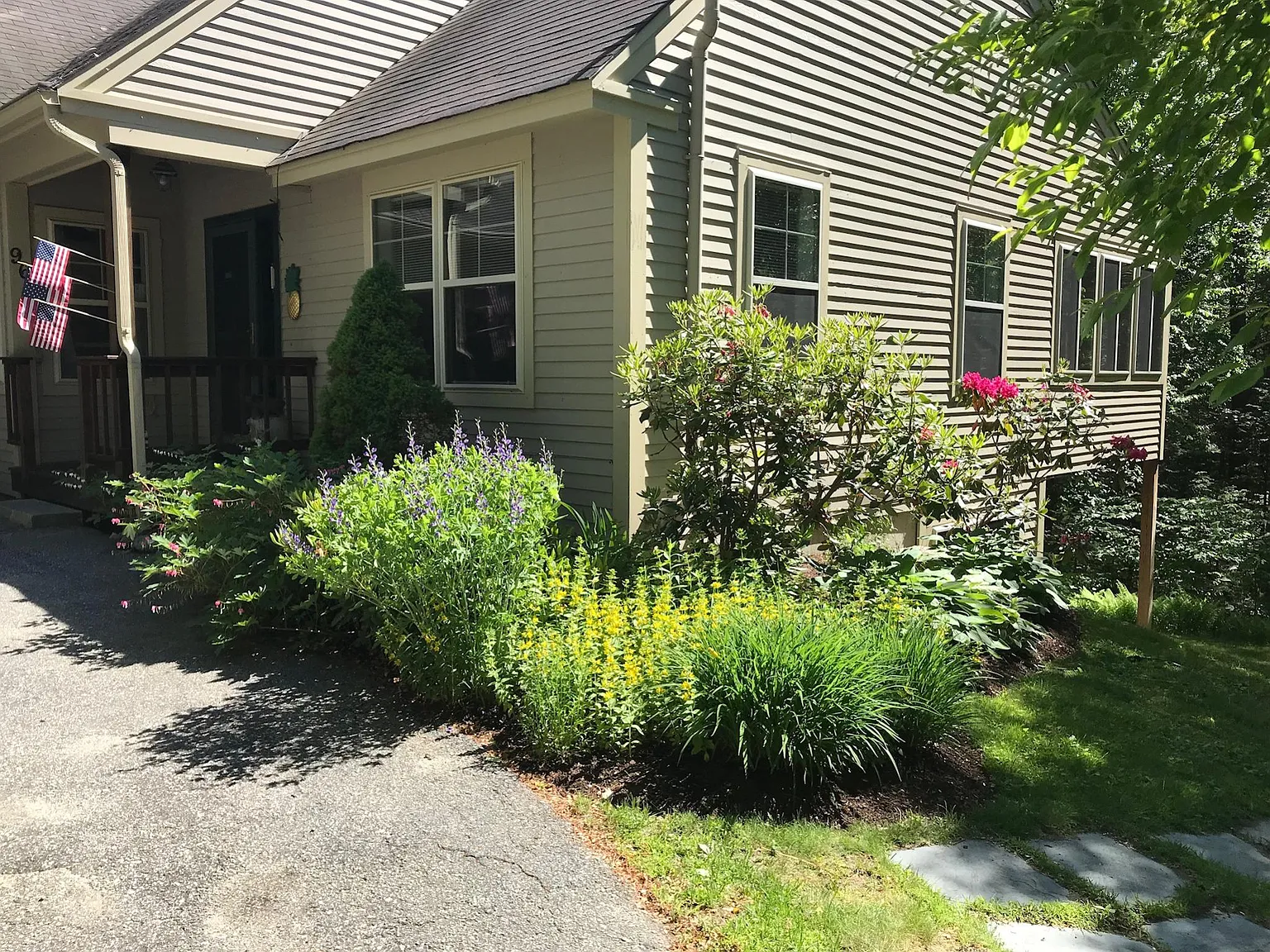 4 bed, 2.5 bath, 2950 sqft, $4,000 — Photo 2