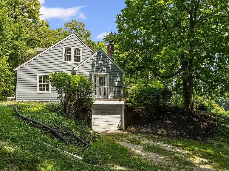 2260 N River Rd — Photo 5