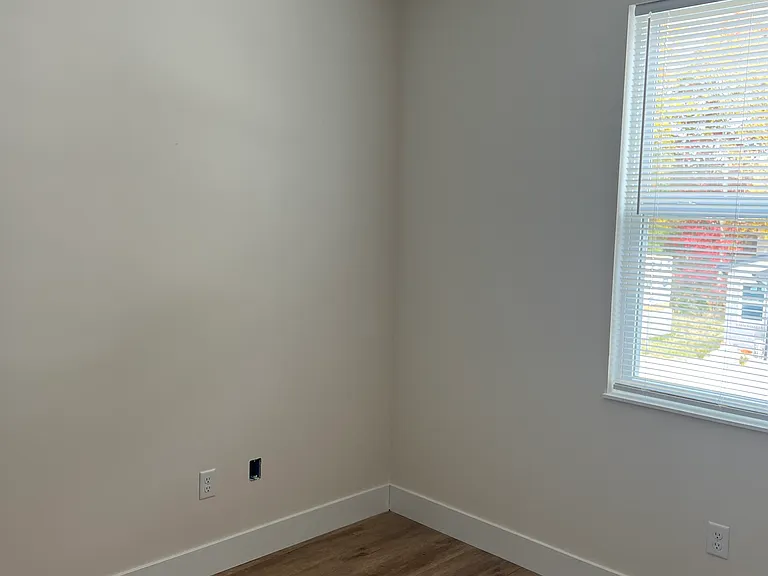 409 Court Yard Ln — Photo 25