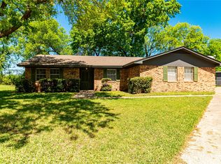 12 Brookhollow Cir, Gainesville, TX 76240