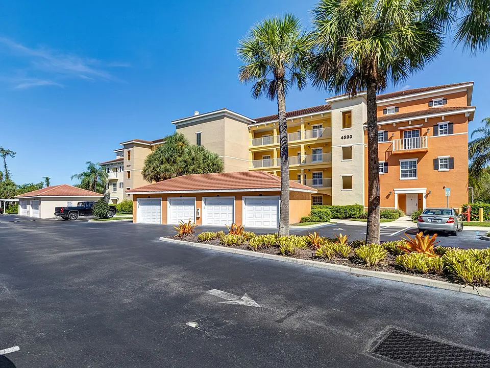 4530 Botanical Place Cir #206